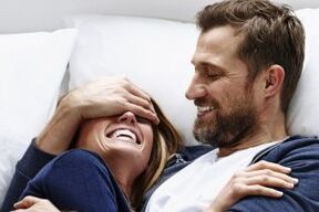 Ένας άνδρας με βακτηριακή μορφή προστατίτιδας επωφελείται από τη στενή οικειότητα με μια γυναίκα